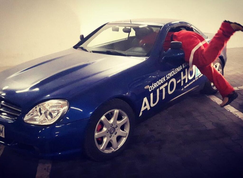 Nauka wsiadania kursant pierwszy raz wsiada do auta w szkole jazdy Autoholik ;)