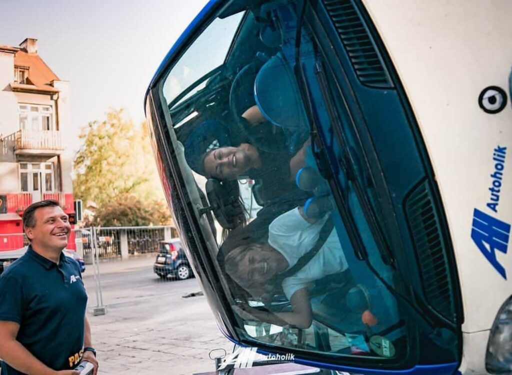 Prawo jazdy Lublin w szkole Autoholik symulator dachowania