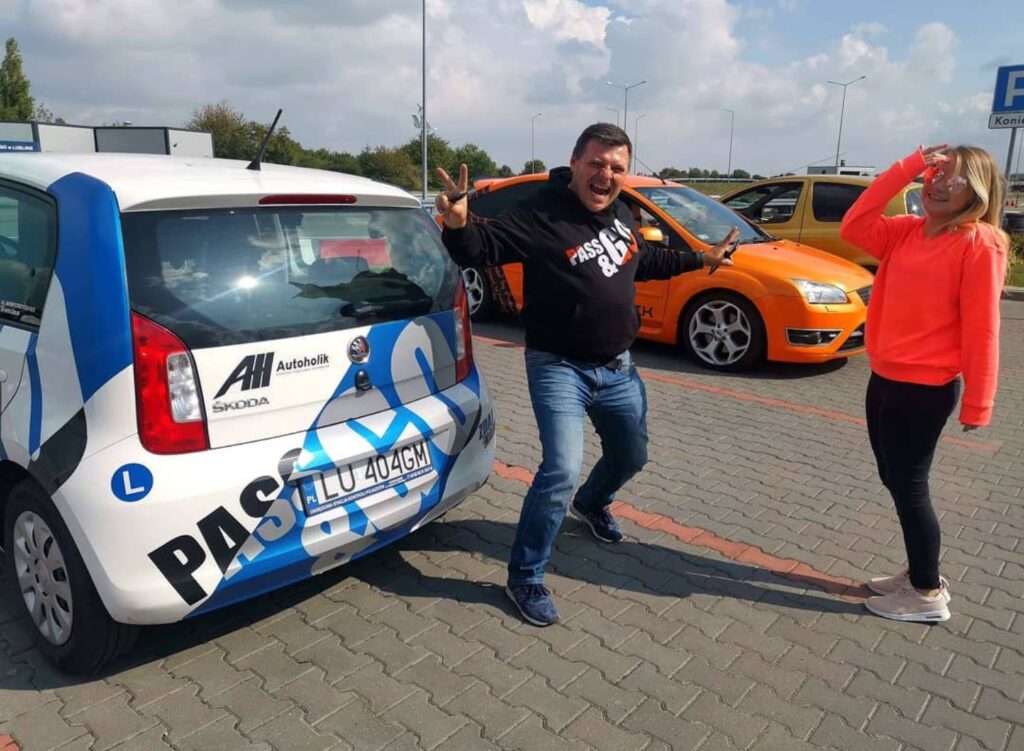 Zdany egzamin na prawo jazdy nauka w szkole jazdy Autoholik